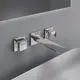 Wand-Waschtischarmatur von Ideal Standard mit eckigen rosierten Elementen und einem langen Wasserhahn. Hochwertige Metalloptik auf glatter Wand.